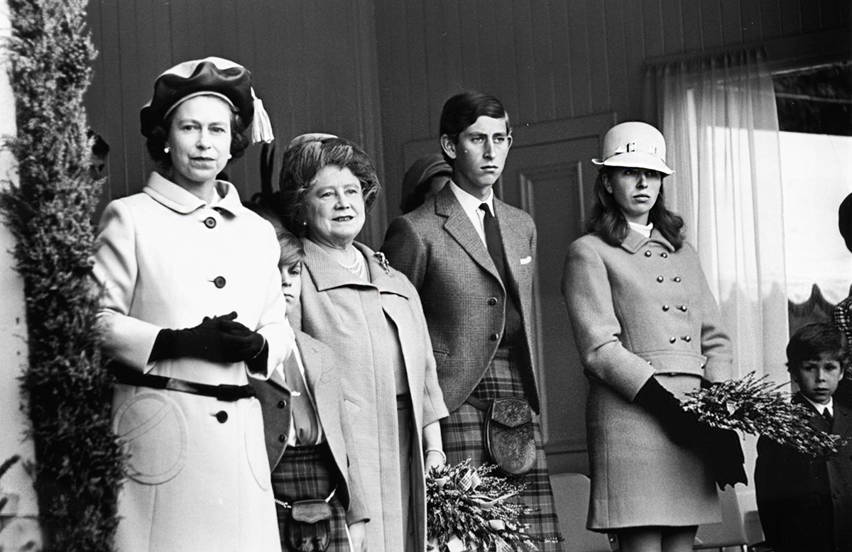 Королева Елизавета II со своей семьей смотрят ежегодные игры на собрании Braemar Royal Highland, Шотландия